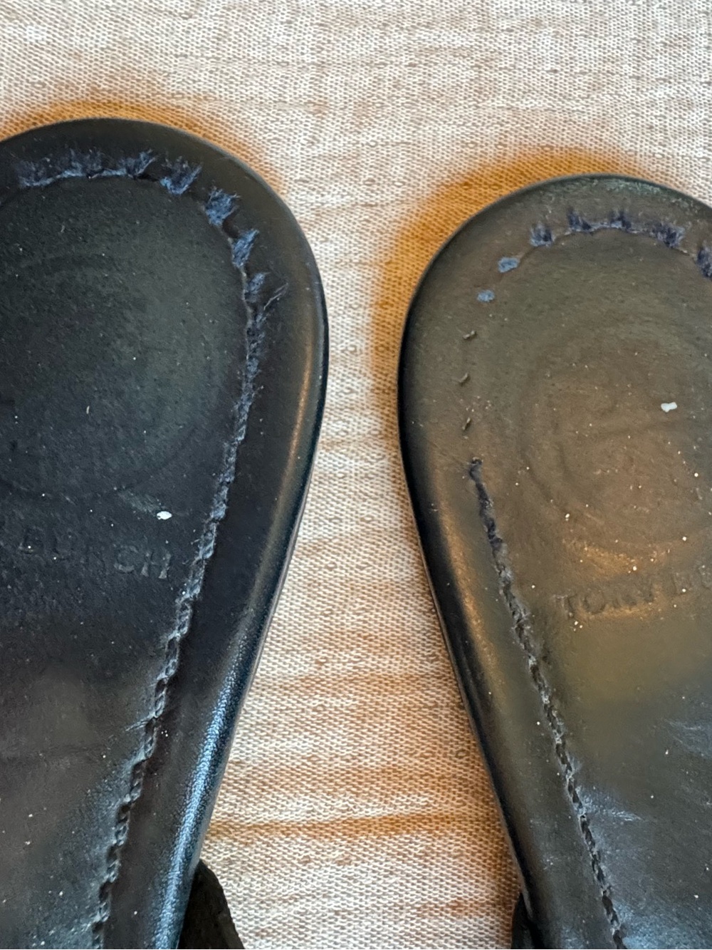 Tory Birch Iconic Miller Black Leather Women's Logo-Style Thong Sandals - Picture 4 of 4